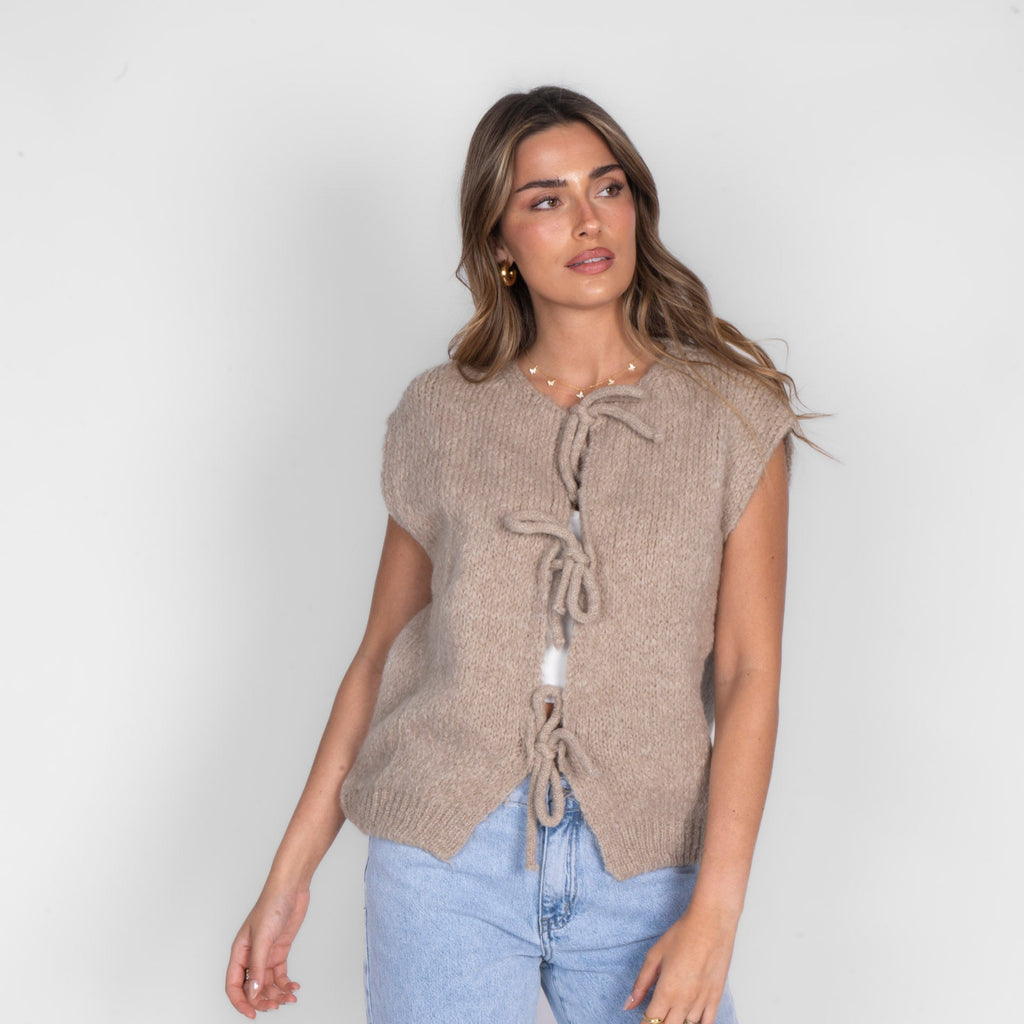 Strickweste mit Schleifen