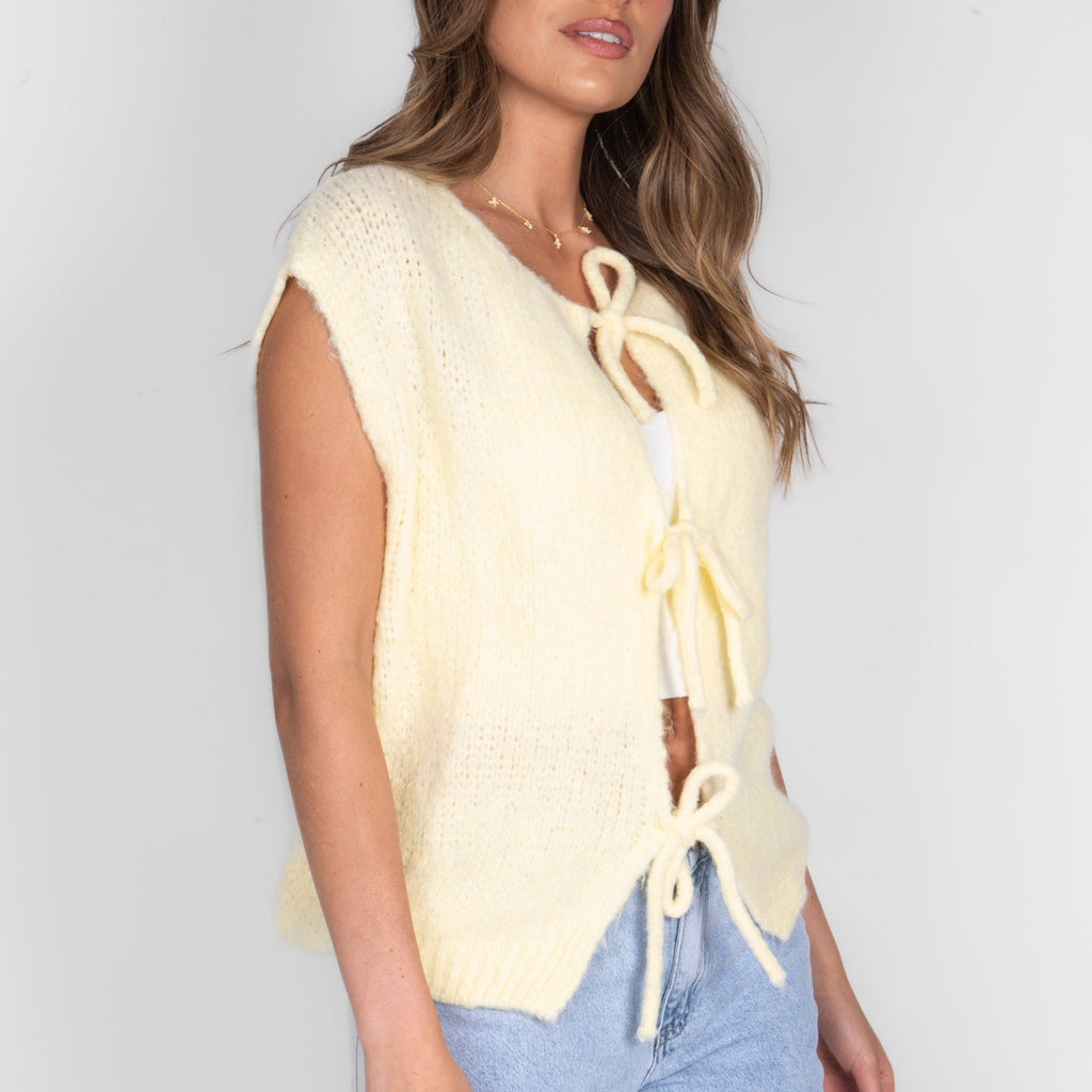 Strickweste mit Schleifen